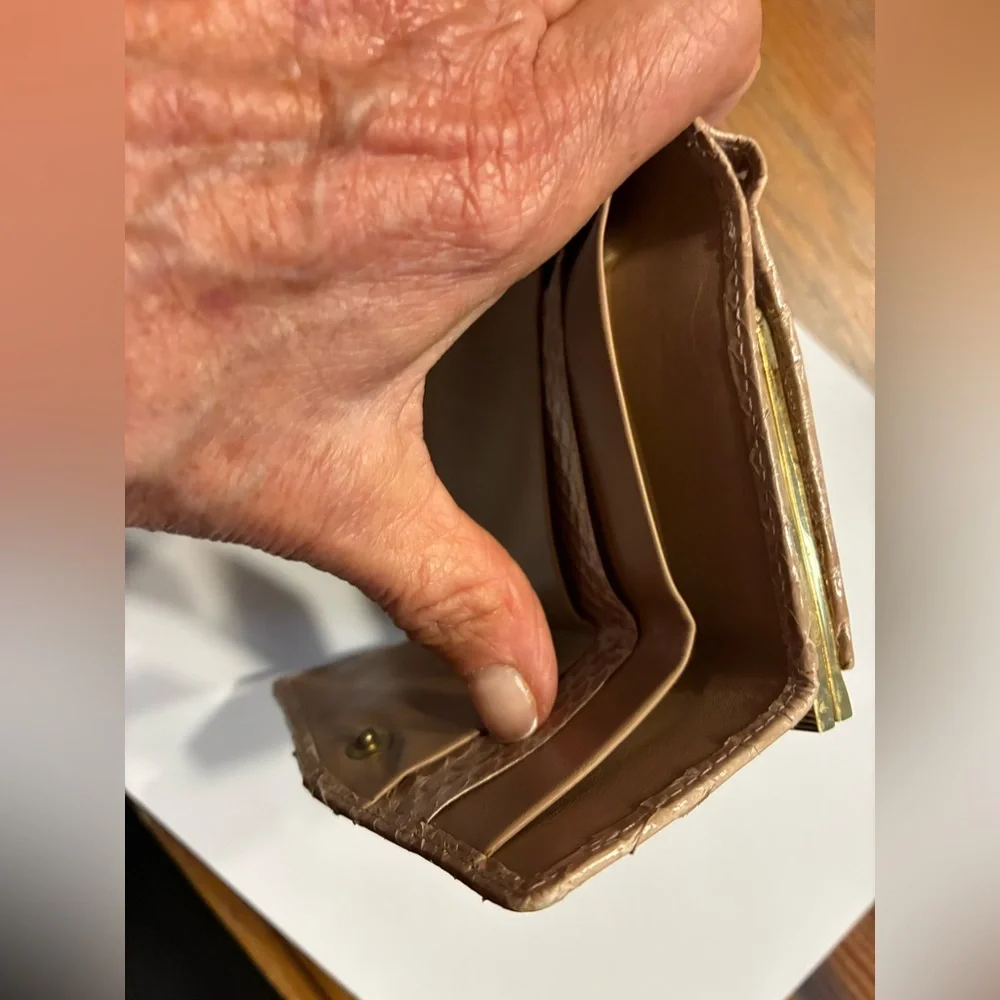 Judith Leiber Snakeskin French Wallet |Vintage 1970s Tan & Gold Leather - Picture 13 of 16